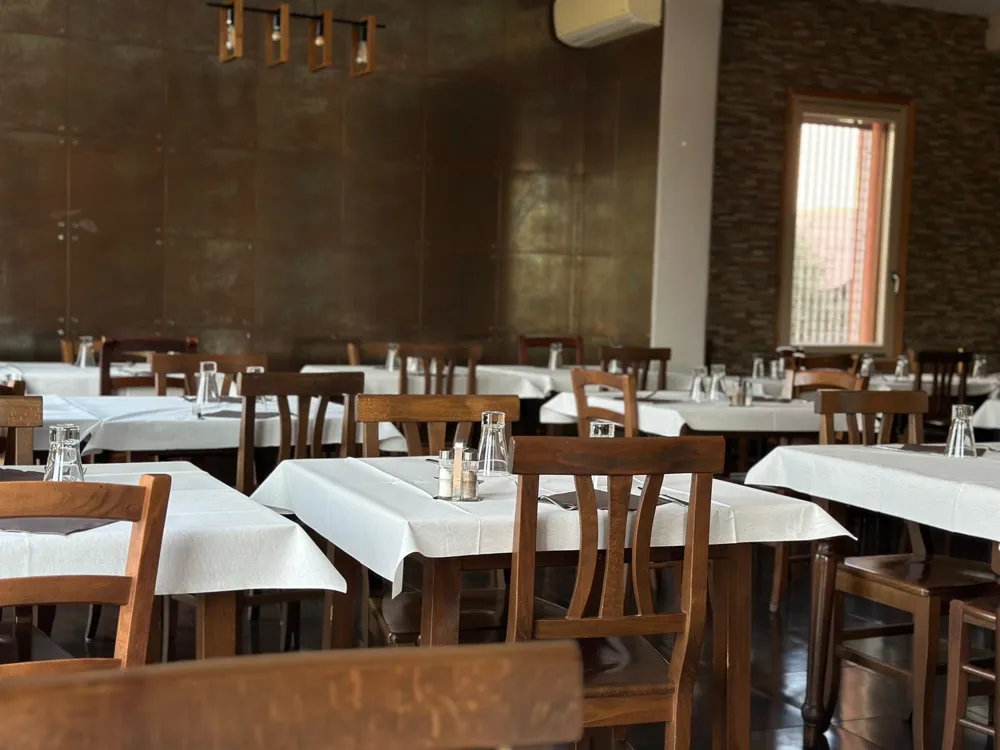La sala interna della trattoria